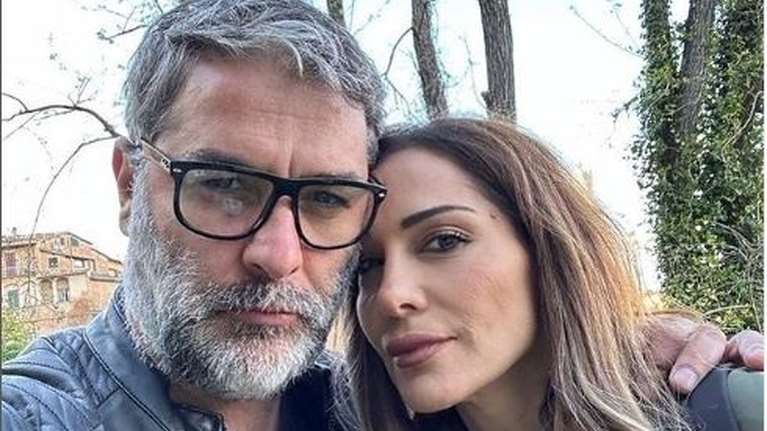 Δέσποινα Βανδή - Βασίλης Μπισμπίκης: Η αγκαλιά το Πάσχα και η τρυφερή φωτογραφία [Εικόνα]