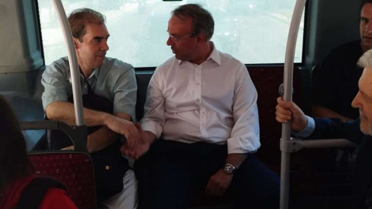 Στη Θεσσαλονίκη ο Σταϊκούρας: Ανέβηκε σε λεωφορείο και μίλησε με τους επιβάτες [εικόνες-βίντεο]