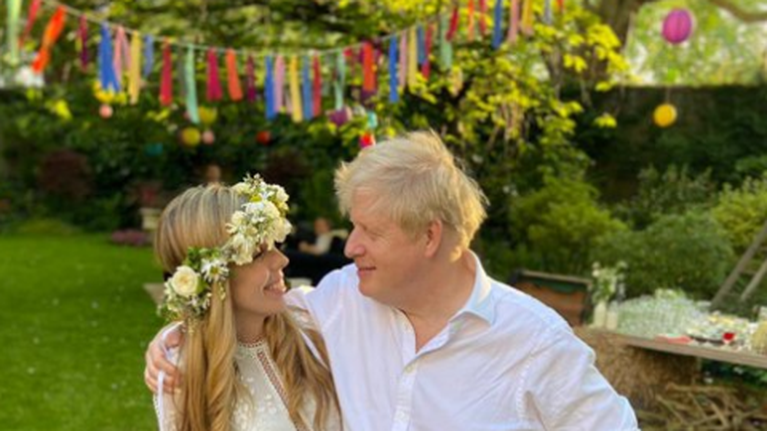 Mr&amp;Mrs Johnson: H νύφη ξυπόλυτη, με νυφικό Έλληνα σχεδιαστή και στεφάνι από λουλούδια [εικόνα]