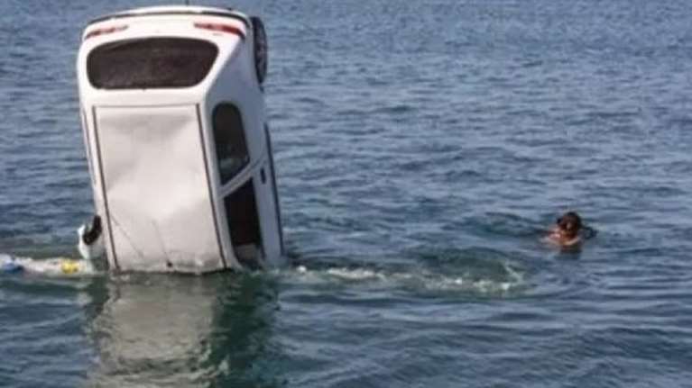 Πανικός στη Χαλκίδα: Ξέχασε να βάλει χειρόφρενο και το αμάξι έπεσε στη θάλασσα