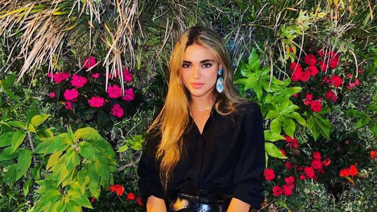 Ειρήνη Τσάκου: H 16χρονη κόρη της Σίλιας Κριθαριώτη με μίνι shirt dress της μητέρας της