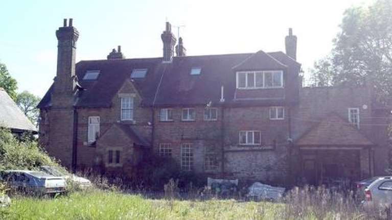 Μυστήριο με τη &quot;στοιχειωμένη&quot; έπαυλη Ελληνα έξω από το Λονδίνο - Πιάτα πάνω στο τραπέζι, αυτοκίνητα θαμμένα στον κήπο [βίντεο]