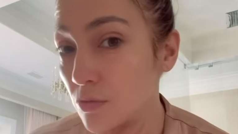 Η Τζένιφερ Λόπεζ εντυπωσιάζει στα 54: Ποζάρει χωρίς φίλτρα "xαρούμενη και λαμπερή" [βίντεο]