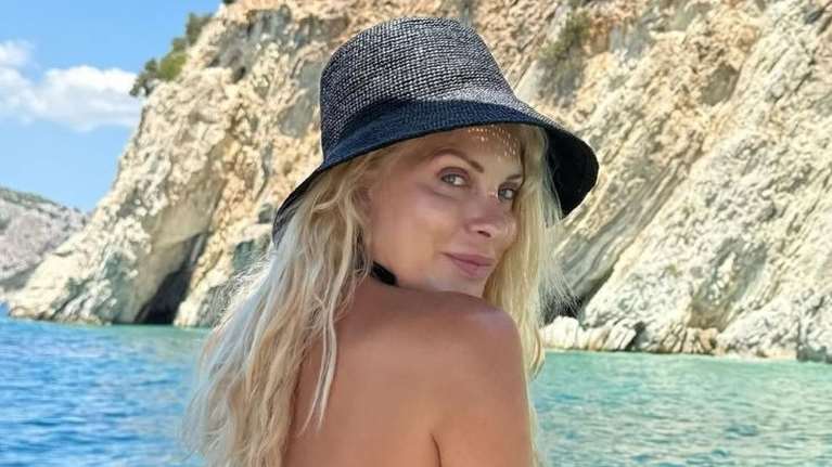 Ελένη Μενεγάκη - Μάκης Παντζόπουλος: Βόλτες με φουσκωτό στην Ιθάκη [βίντεο]