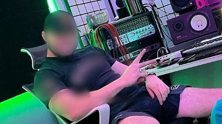 Κρήτη: &quot;Μεγάλωσε με μάνα και αδελφή, σέβεται το γυναικείο φύλο&quot; - Τι λέει ο δικηγόρος του τράπερ που κατηγορείται για ομαδικό βιασμό