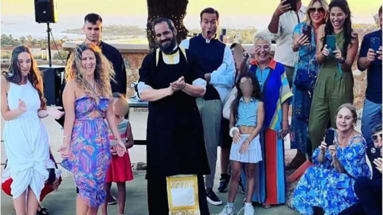 Φωτεινή Αθερίδου - Αντιδράσεις για τη βάφτιση σε πισίνα: Πήρα την ευλογία, απαντά ο κληρικός