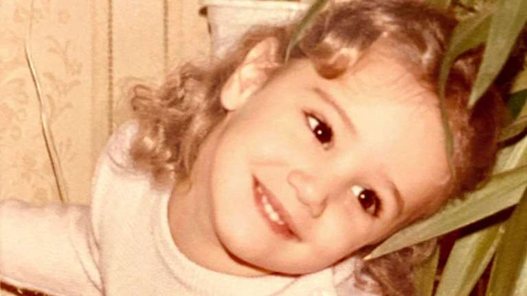 Αναγνωρίζετε το γλυκό κοριτσάκι της φωτογραφίας; - Είναι πασίγνωστη Ελληνίδα παρουσιάστρια