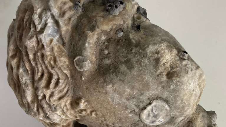 Πρέβεζα: Ρωμαϊκή κεφαλή από πεντελικό μάρμαρο, με περίτεχνη κόμμωση, ανασύρθηκε από τη θάλασσα