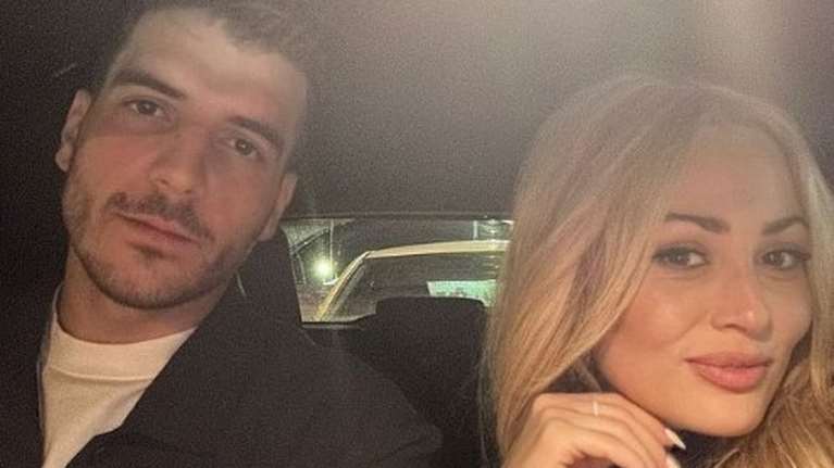 Φώτης Ιωαννίδης – Ελένη Βουλγαράκη: Selfie το βράδυ της Ανάστασης με μία πράσινη καρδούλα