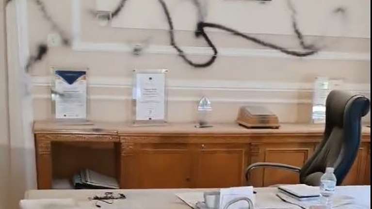 ΑΣΟΕΕ: Επίθεση κουκουλοφόρων στον Πρύτανη- Τον άρπαξαν από τον λαιμό, διέλυσαν γραφεία και υπολογιστές