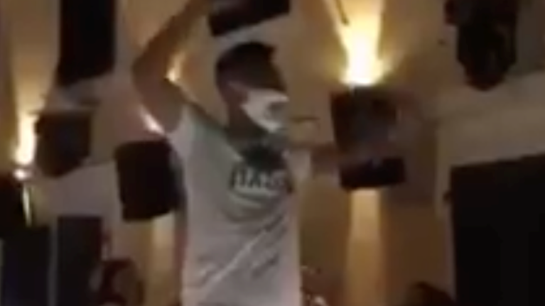 Καλημέρα Ήλιε - Καληνύχτα κορονοϊέ: Viral το επικό βίντεο του μπάρμαν με μάσκα και μπλουζάκι ΠΑΣΟΚ