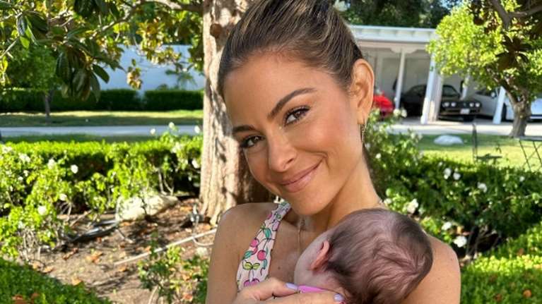 Μαρία Μενούνος: Αγκαλιά με την νεογέννητη κόρη της, φορώντας ίδια ρούχα [εικόνες]