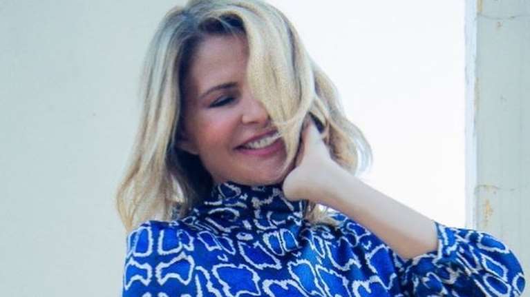 H Tζένη Μπαλατσινού στο μοναστήρι του Ευαγγελισμού της Θεοτόκου στην Πάτμο - Με μάξι εμπριμέ φόρεμα