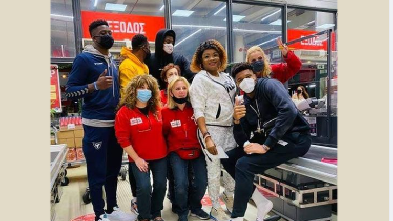 Γιάννης Αντετοκούμπο: Εγινε πλούσιος, αλλά δεν ξέχασε πώς ξεκίνησε- Μοίρασε τρόφιμα στα Σεπόλια... χωρίς κάμερες