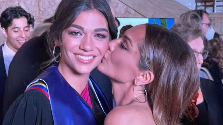 Δέσποινα Βανδή: Η κόρη της αποφοίτησε από το Κολλέγιο Αθηνών - Λαμπερές και οι δύο στην τελετή [εικόνες]