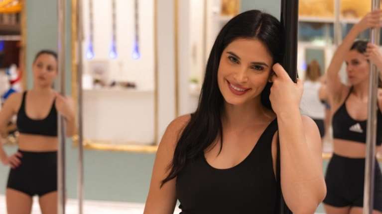 Χριστίνα Μπόμπα: Κάνει pole dancing με ολόσωμο μαύρο κορμάκι μαζί με τις φίλες της