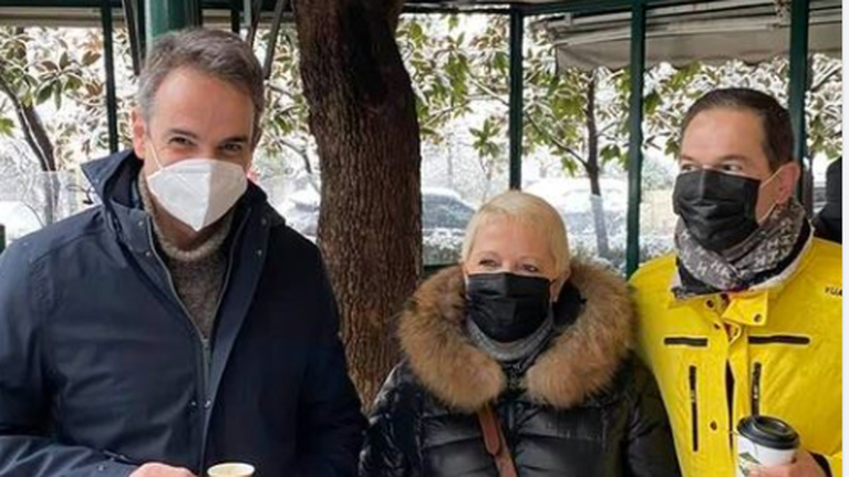 Καφές take away για Μητσοτάκη με τους δημοσιογράφους Δημήτρη Τάκη και Χριστίνα Κοραή