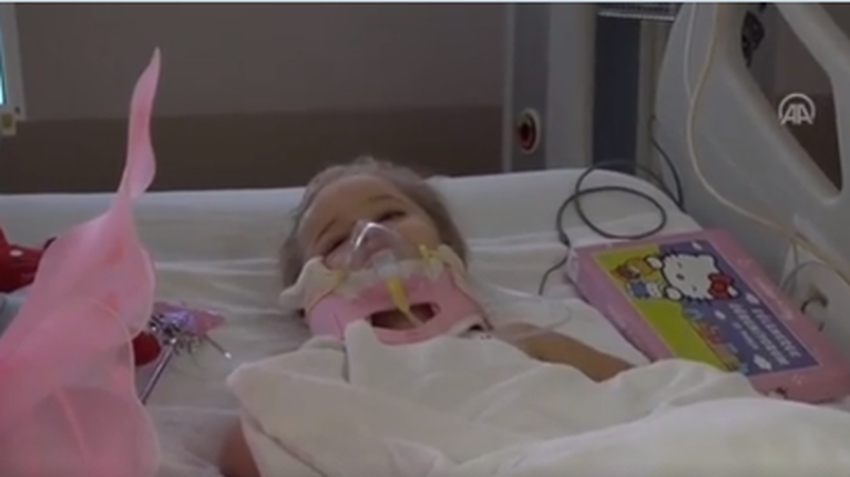 Σεισμός - Τουρκία: Η τρίχρονη Ελίφ τα κατάφερε - Τα πρώτα πλάνα από το κρεβάτι του νοσοκομείου