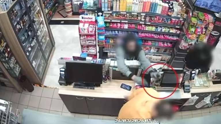 Θεσσαλονίκη: Ληστεία σε ψιλικατζίδικο - Ψέκασαν τον υπάλληλο με σπρέι πιπεριού [βίντεο]