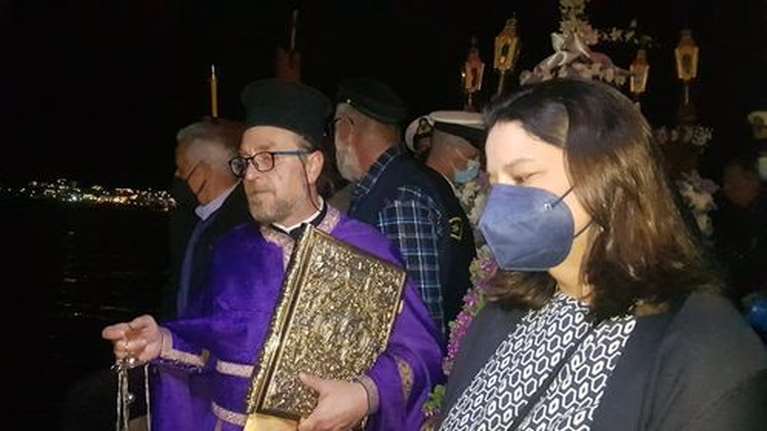 Νίκη Κεραμέως: Σε καΐκι στη Σίφνο για την περιφορά του Επιταφίου η υπουργός Παιδείας [Βίντεο]