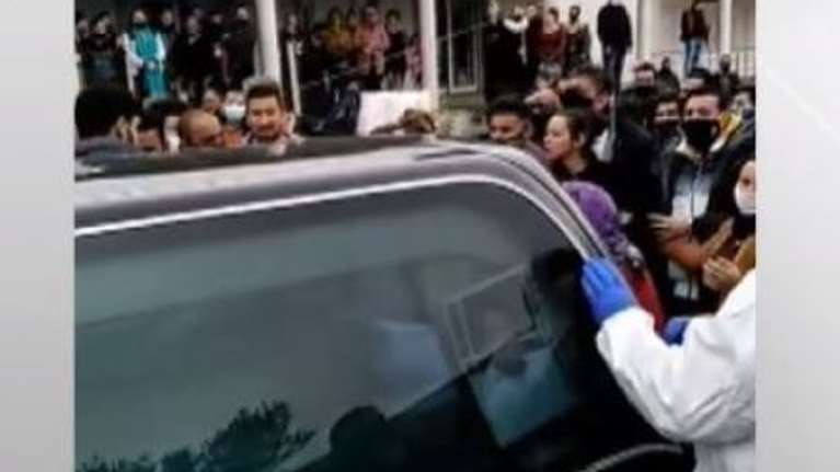 Βόλος: Απίστευτες εικόνες συνωστισμού σε κηδεία Ρομά [βίντεο]