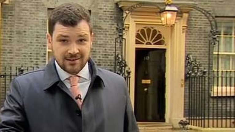 Απίθανη αντίδραση δημοσιογράφου του BBC on camera για την επαναφορά Κάμερον: &quot;Μήπως είμαι άρρωστος...&quot;