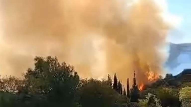 Φωτιά στην Αιγιάλεια: Ήχησε το 112 - Εκκενώθηκαν οι οικισμοί Λάκκα, Μερτίδι και Τούμπα -  &quot;Απομακρυνθείτε προς Αίγιο&quot;