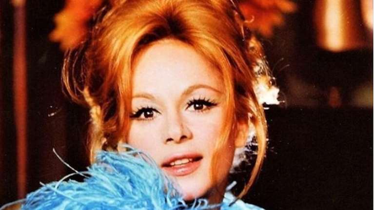 Ρετρό κλικ: Βουγιουκλάκη και Βαλσάμη σε νυχτερινή έξοδο στα &#39;90s - Το φιλί στο στόμα