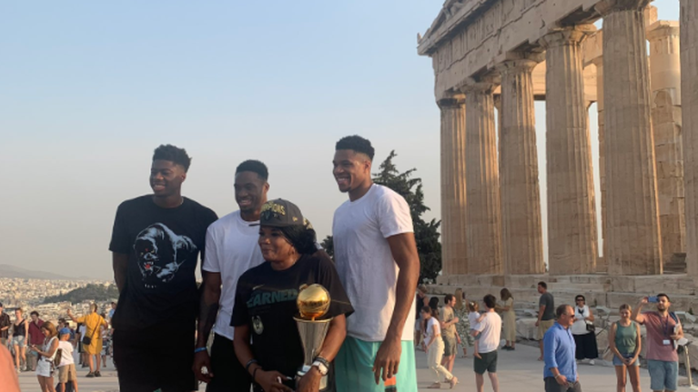 Στην Ακρόπολη με το τρόπαιο του NBA οι Αντετοκούνμπο