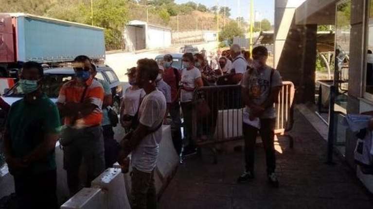 Αυτή είναι σήμερα η… κλειστή Κακαβιά - Εκατοντάδες πολίτες από την Αλβανία συνωστίζονται στο ελληνικό τελωνείο [εικόνες]