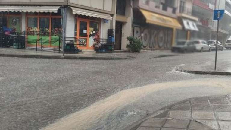 Γιάννενα: Ξαφνικό μπουρίνι πλημμύρισε τους δρόμους - Δυνατή βροχή και χαλάζι