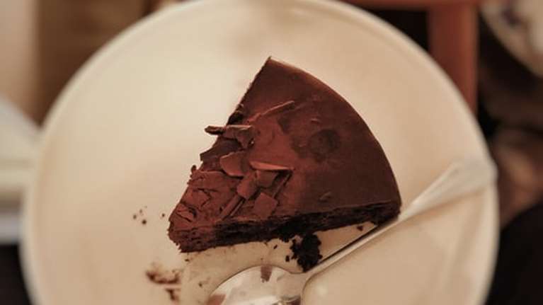 Συνταγή της Αργυρώς Μπαρμπαρίγου: Πανεύκολο κέικ σοκολάτας χωρίς αυγά και βούτυρο