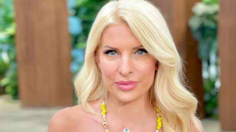 Η Μενεγάκη πόσταρε την πιο καλοκαιρινή φωτό - Με λευκό μπικίνι, ξαπλωμένη... στον παράδεισο