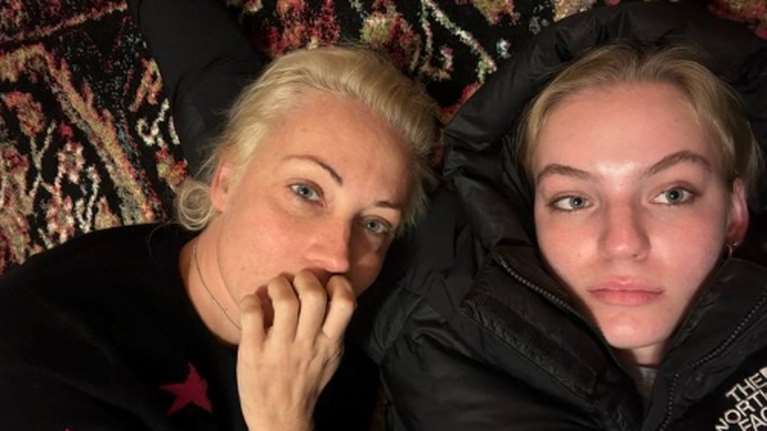 &quot;Γλυκό μου κορίτσι - Σε στηρίζω και εσύ στηρίζεις εμένα&quot;: Η χήρα του Ναβάλνι και η κόρη της παρηγορούν η μία την άλλη