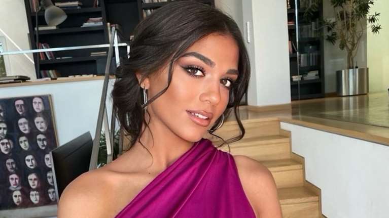 Αγνώριστη η Μελίνα Νικολαΐδη: Ποζάρει με πλατινέ μαλλιά που φωτίζουν το κουκλίστικο πρόσωπό της