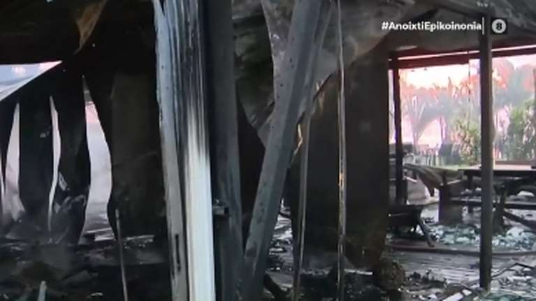 Κάηκε ολοσχερώς γνωστό καφέ μπαρ στην Αρτέμιδα - Δεν αποκλείεται ο εμπρησμός [βίντεο]