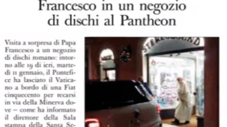 "Με τσάκωσες": Ο πάπας Φραγκίσκος συγχαίρει δημοσιογράφο που τον φωτογράφισε σε δισκάδικο [βίντεο]