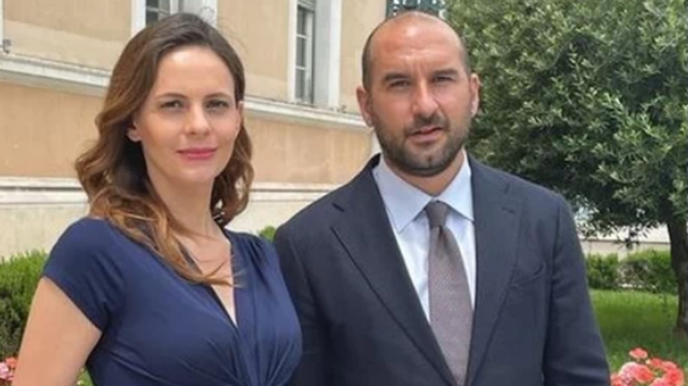 Εγιναν γονείς οι Αχτσιόγλου - Τζανακόπουλος - Απέκτησαν ένα αγοράκι