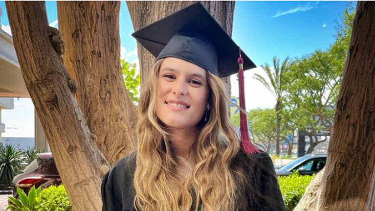 Μακρυμαλλούσα με cropped top και χαμηλόμεση φούστα: Η σπάνια εμφάνιση της Σοφίας Κόκκαλη μαζί με τον πατέρα της Πέτρο Κόκκαλη