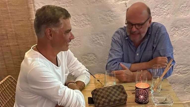 Αντώναρος - Σπηλιωτόπουλος: Μαυρισμένοι στην Πάτμο, με τσαντάκι Louis Vuitton, ονειρεύονται ανατροπή Μητσοτάκη