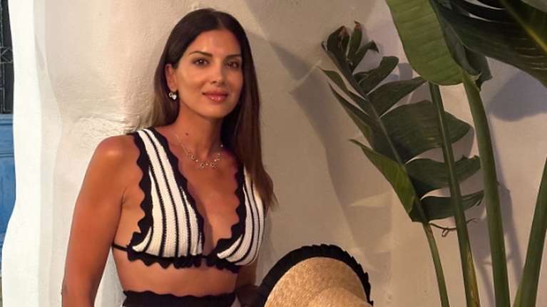 Σταματίνα Τσιμτσιλή: Στην Αντίπαρο με κροσέ deux pieces - Το ασπρόμαυρο look που είναι ιδανικό για διακοπές