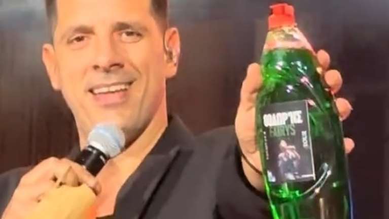 Πήγαν ένα Fairy στον Θοδωρή Φέρρη - Viral το απίστευτο περιστατικό επί σκηνής [βίντεο]