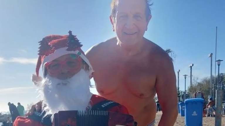 Στην παραλία γιόρτασε ο Σπύρος Μπιμπίλας την παραμονή των Χριστουγέννων - Οι φωτογραφίες του με τον Άη Βασίλη