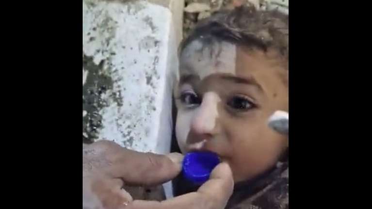 Σεισμός: Συγκλονίζουν τα βίντεο με εγκλωβισμένα παιδιά στα συντρίμμια - Αγοράκι πίνει λίγες σταγόνες νερό για να αντέξει