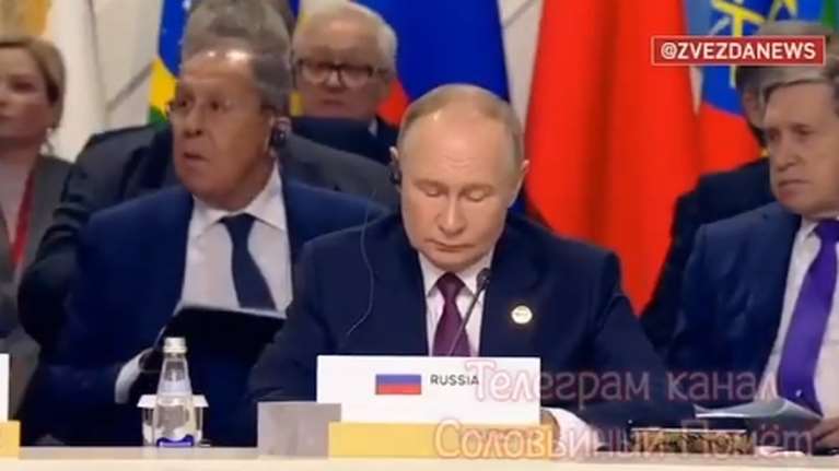 Viral τα... γαλλικά του Λαβρόφ στη Σύνοδο των BRICS: Τον πάτησαν στο πόδι και άρχισε να βρίζει [βίντεο]