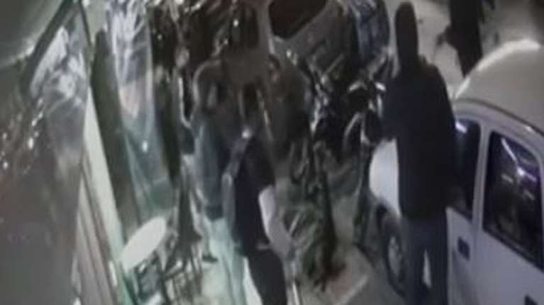 Βίντεο ντοκουμέντο από την στιγμή που πυροβολούν στο κεφάλι τον 35χρονο στον Άγιο Παντελεήμονα