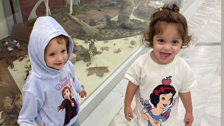 Πρώτη μέρα στον παιδικό σταθμό για την Αριάνα και τη Φιλίππα Τανιμανίδη - Οι μικρές μαθήτριες και η φωτεινή αίθουσα