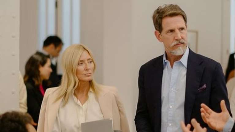 Μαρί Σαντάλ: Business chic στη Μαδρίτη με κοστούμι στο χρώμα της άμμου, Hermes τσάντα και τα πιο κομψά σνίκερς