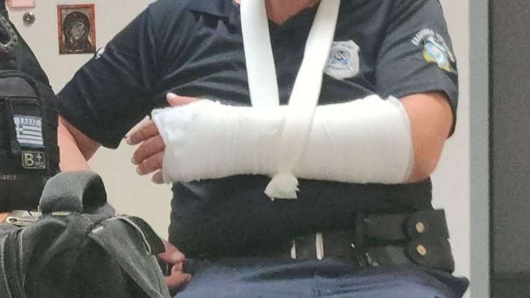 Αγρια επίθεση σε δύο αστυνομικούς στη Λάρισα: Σοκάρει το βίντεο του ξυλιοδαρμού