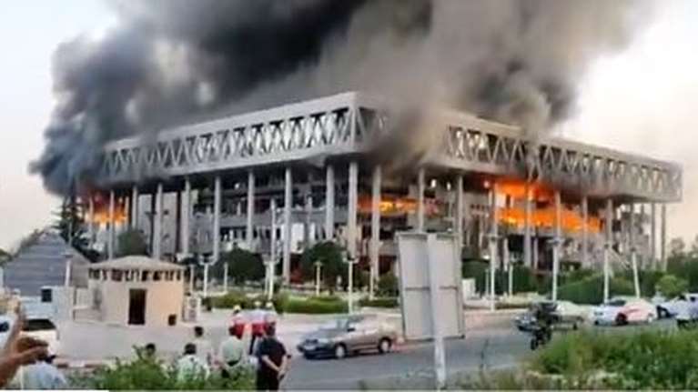 Η στιγμή της επίθεσης του Ισραήλ στην ιρανική κρατική τηλεόραση - Στις φλόγες το κτίριο [βίντεο]